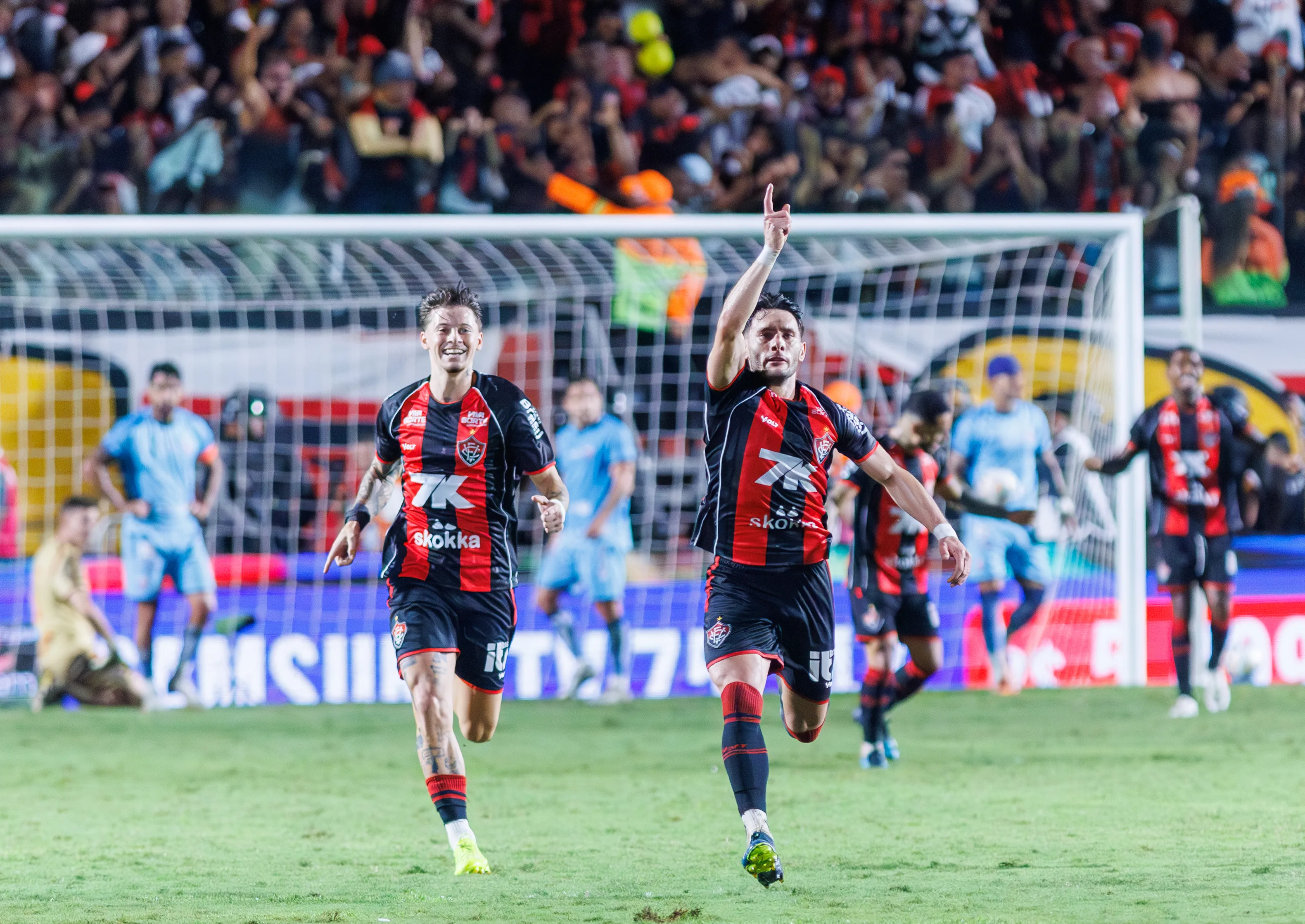 Emmanuel Martinez jogador do Fortaleza comemora seu gol durante partida contra o Vitoria no estadio Barradao pelo campeonato Copa Do Nordeste 2026. Foto: Marcio Jose/AGIF