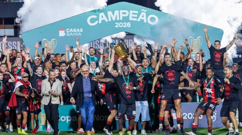 Jogadores do Vitoria comemoram titulo de campeao apos partida contra o Fortaleza no estadio Barradao pela decisao do campeonato Copa Do Nordeste 2026. Foto: Marcio Jose/AGIF