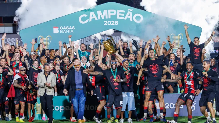 Jogadores do Vitoria comemoram titulo de campeao apos partida contra o Fortaleza no estadio Barradao pela decisao do campeonato Copa Do Nordeste 2026. Foto: Marcio Jose/AGIF
