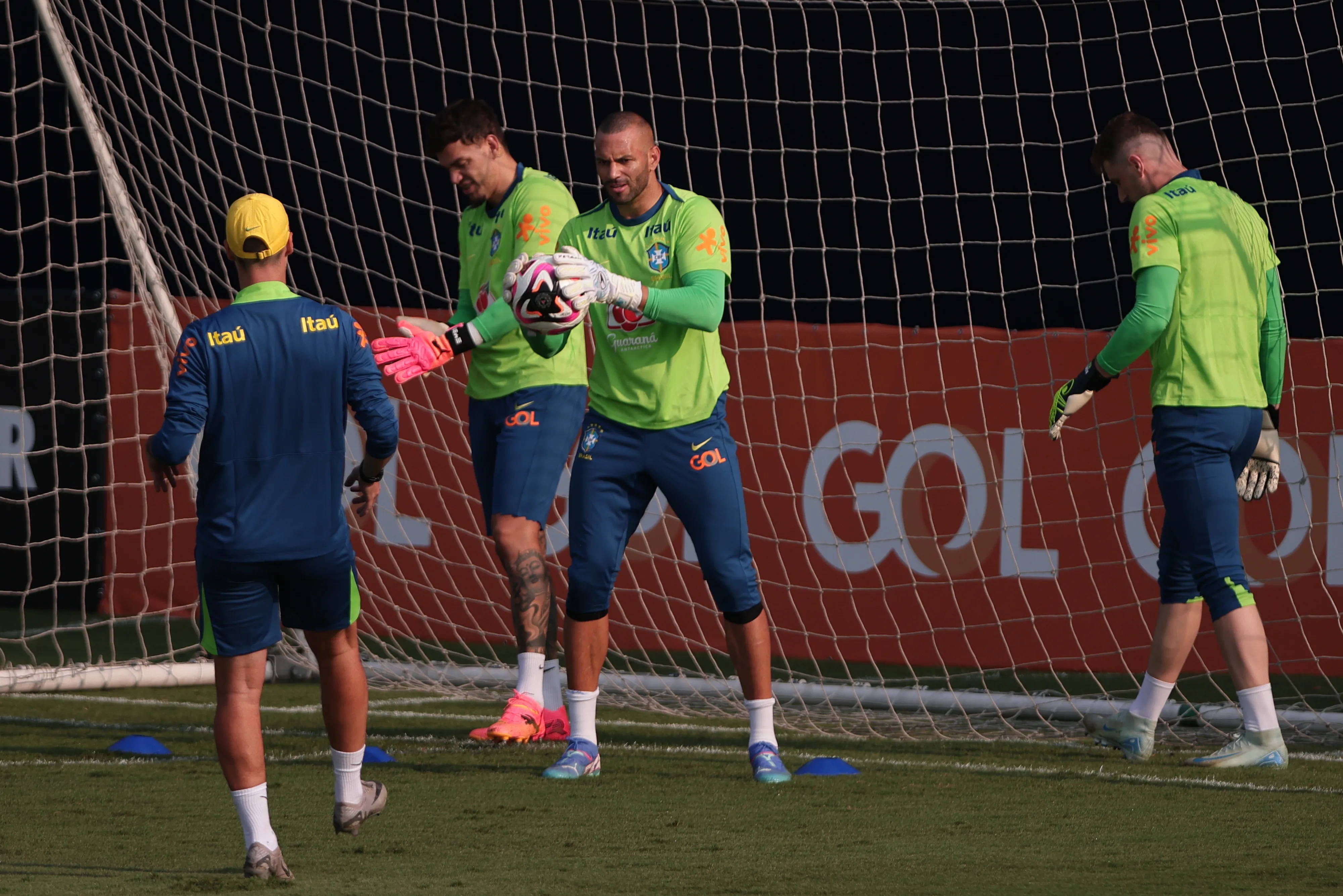 SP – SAO PAULO – 07/10/2024 – SELECAO BRASILEIRA, TREINO – Weverton jogador da Selecao Brasileira durante treino no Centro de Treinamento CT Barra Funda. Foto: Ettore Chiereguini/AGIF
