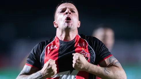 Renato Kayzer jogador do Vitoria comemora seu gol com jogadores do seu time durante partida contra o Ceara no estadio Barradao pelo campeonato Copa Do Nordeste 2026. Foto: Jhony Pinho/AGIF