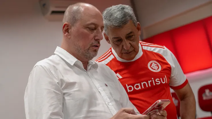 O presidente do Sport Club Internacional, Alessandro Barcellos (E), e o prefeito de Porto Alegre, Sebastião Melo (D), participam de ato de assinatura da parceria para a construção de quiosques, churrasqueiras e sanitários no Parque Marinha do Brasil, na tarde desta quinta-feira, na Universidade Corporativa Colorada (UCC), no Beira-Rio. Foto: Daniel Marenco/Sport Club Internacional