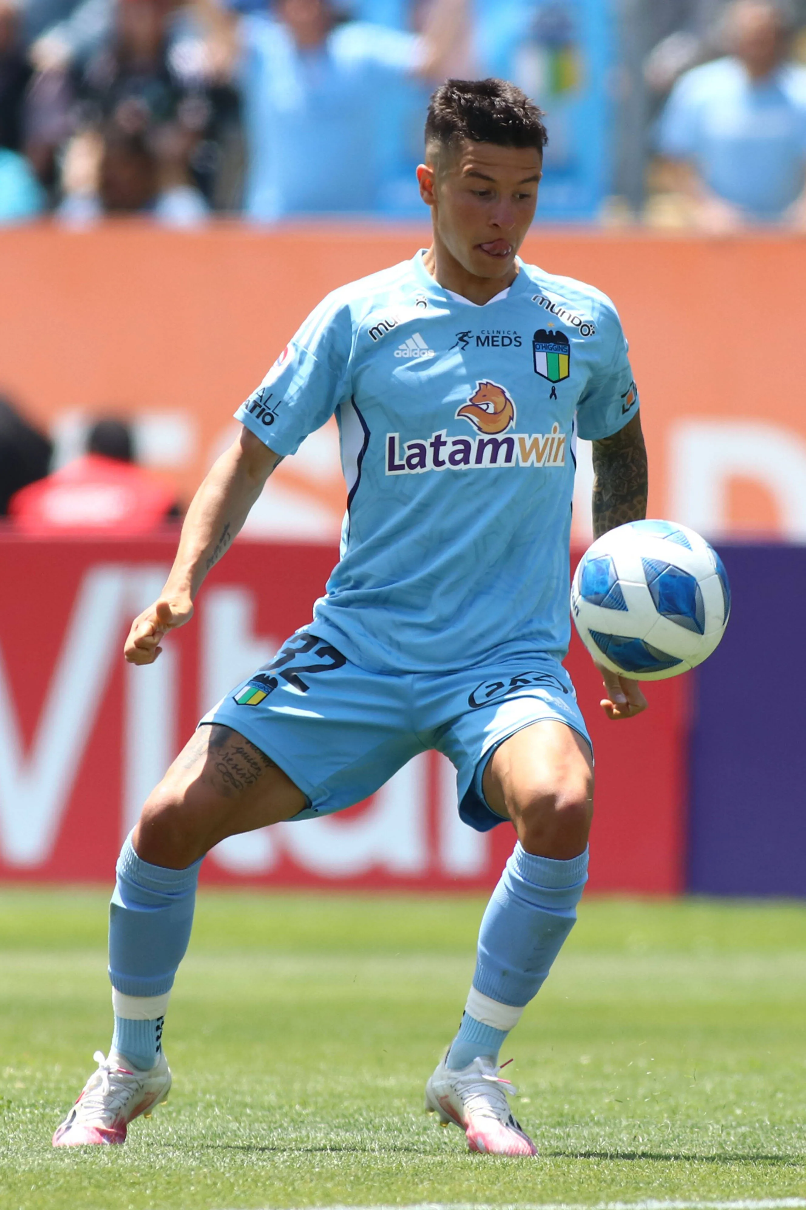 Gastón Lodico, do O’Higgins, domina a bola durante a partida contra o Everton pela 30ª rodada do Campeonato Nacional de 2022, no Estádio El Teniente, em Rancagua, Chile. 05/11/2022. (Foto: Jorge Loyola/Photosport)