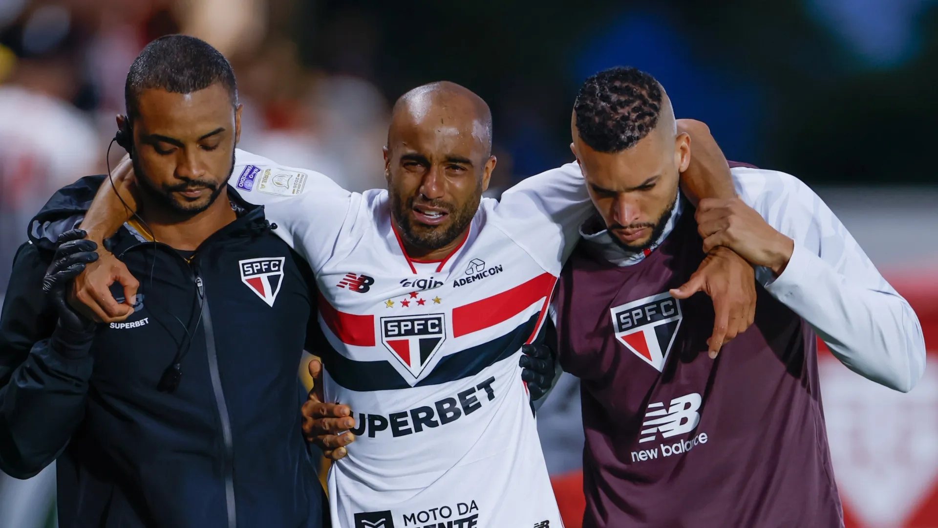 Lucas Moura jogador do São Paulo deixa o campo durante a partida contra o Bahia no estádio Cícero De Souza Marques pelo campeonato Brasileiro A 2026. Foto: Marcello Zambrana/AGIF