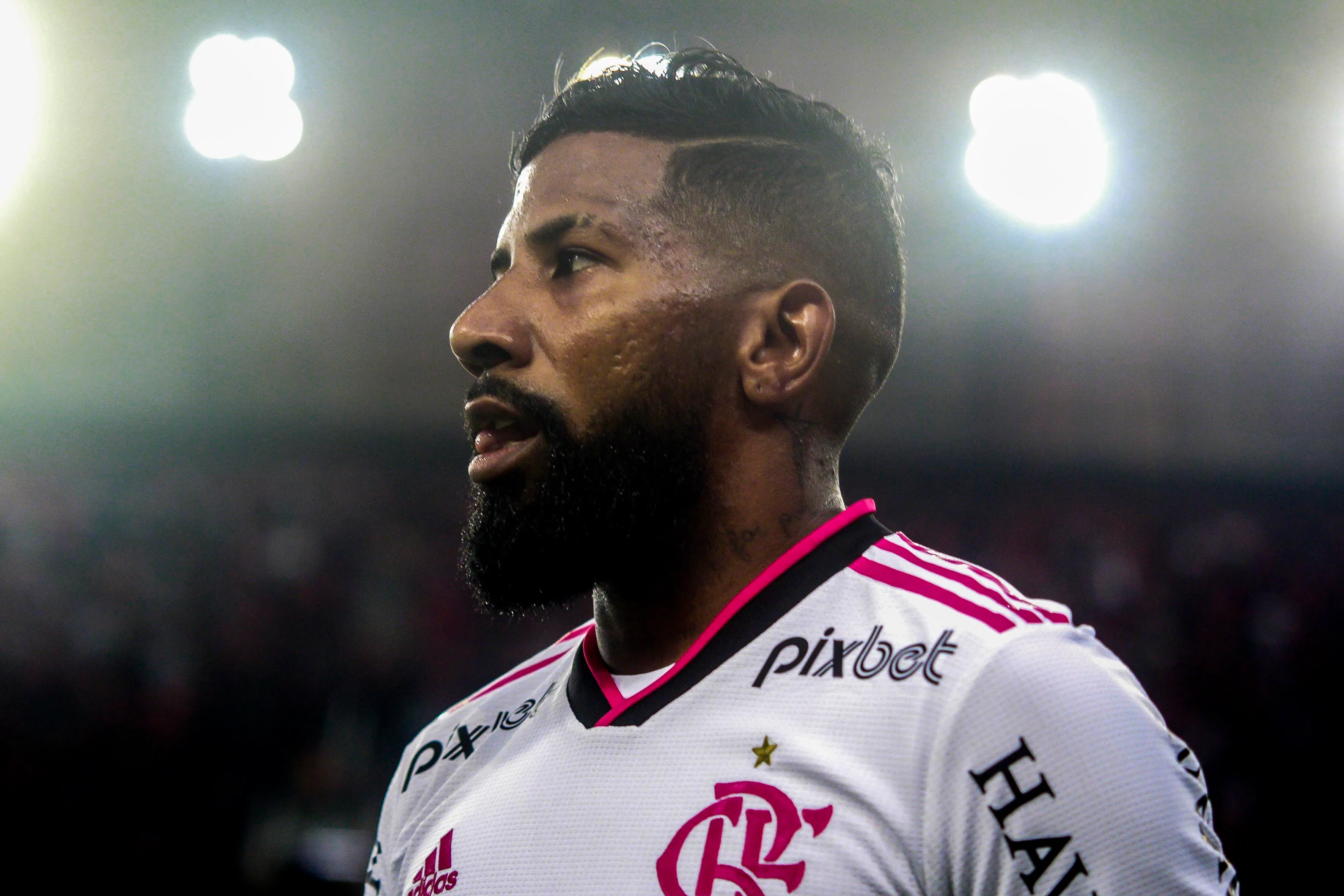 Rodinei jogador do Flamengo durante partida contra o Athletico-PR no estadio Arena da Baixada pelo campeonato Copa do Brasil 2022. Foto: Gabriel Machado/AGIF