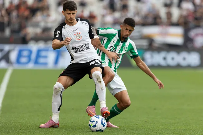Hugo durante partida contra o Juventude no Brasileirão de 2025. Foto: Joisel Amaral/AGIF