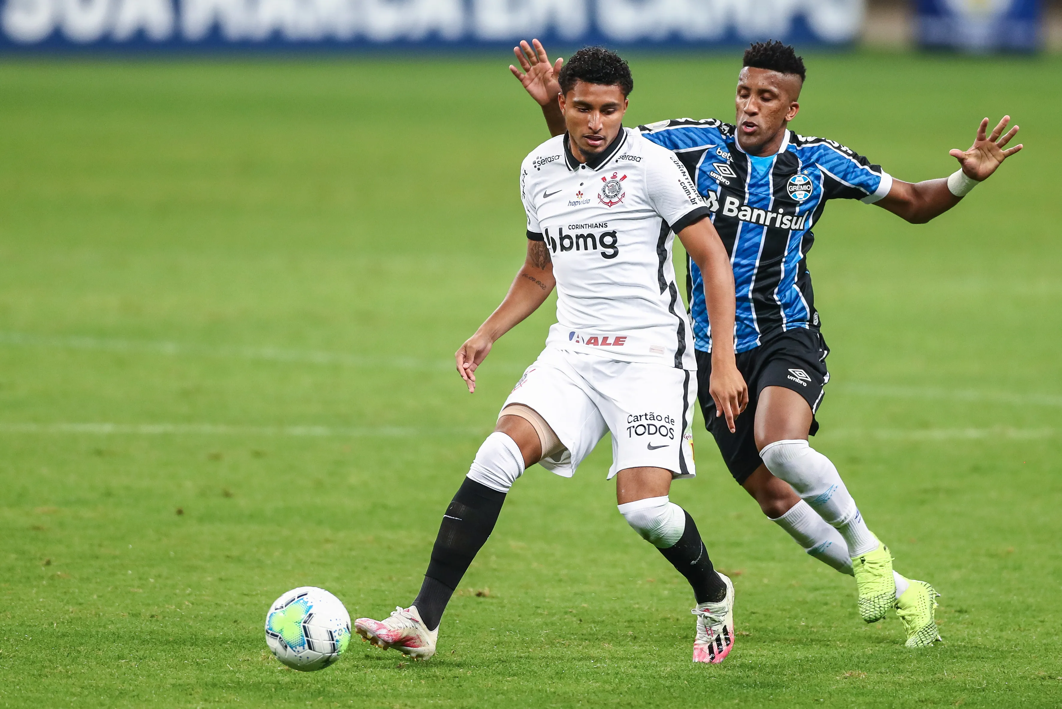 Éderson durante confronto entre Corinthians e Grêmio no Brasileirão de 2020. (Foto: Lucas Uebel/Getty Images)