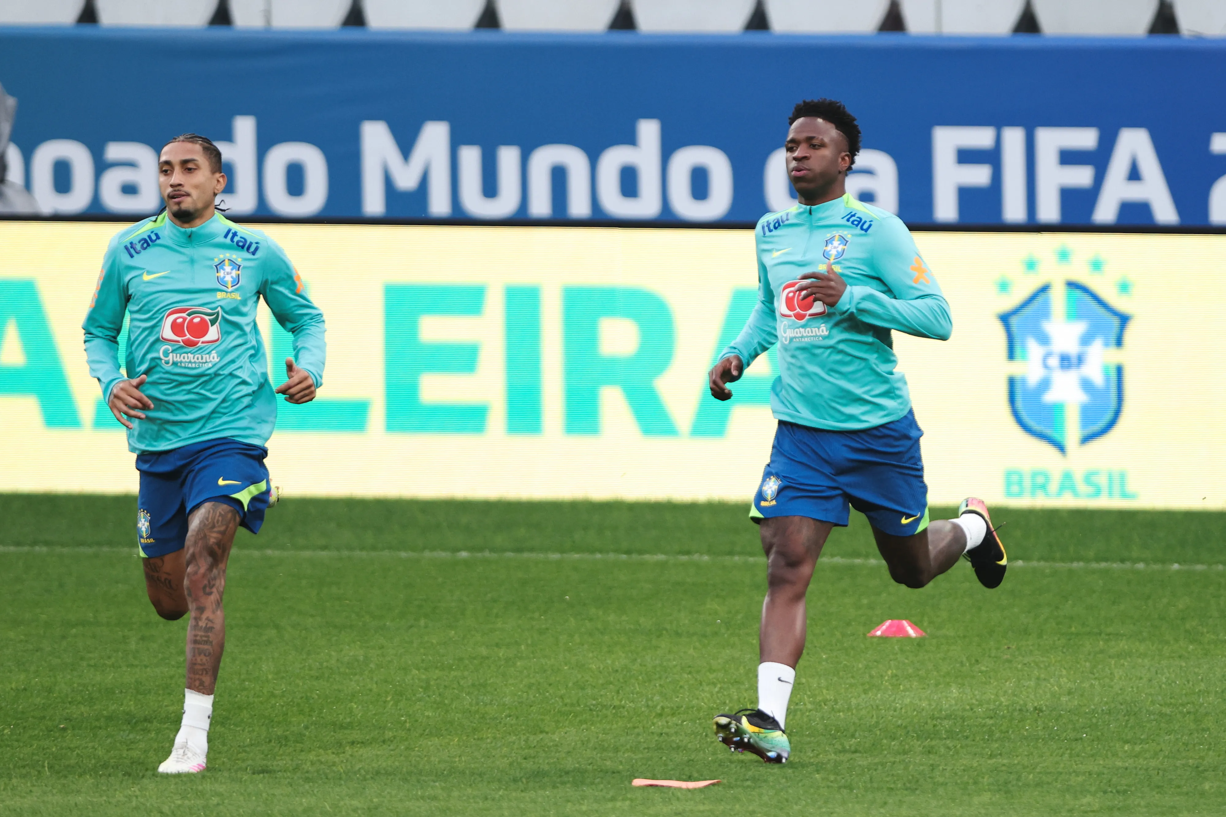Vini Jr. e Raphinha jogadores do Brasil durante treino no Centro de Treinamento Arena Corinthians. Foto: Ettore Chiereguini/AGIF