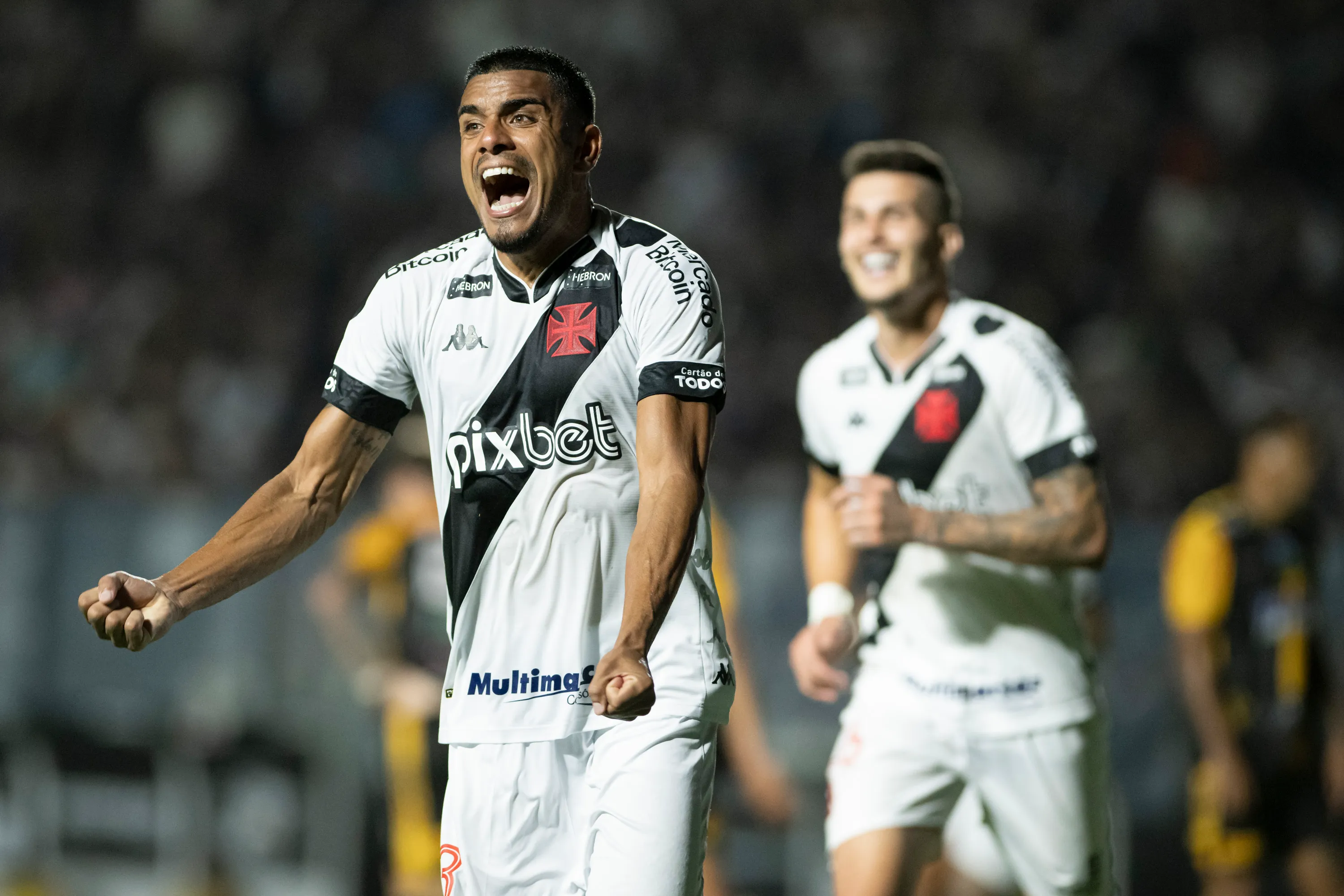 Leo Matos jogador do Vasco comemora seu gol durante partida contra o Novorizontino no estadio Sao Januario pelo campeonato Brasileiro B 2022. Foto: Jorge Rodrigues/AGIF