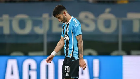 Mathias Villasanti jogador do Gremio lamenta derrota ao final da partida contra o Flamengo no estadio Arena do Gremio pelo campeonato Brasileiro A 2025. Foto: Maxi Franzoi/AGIF