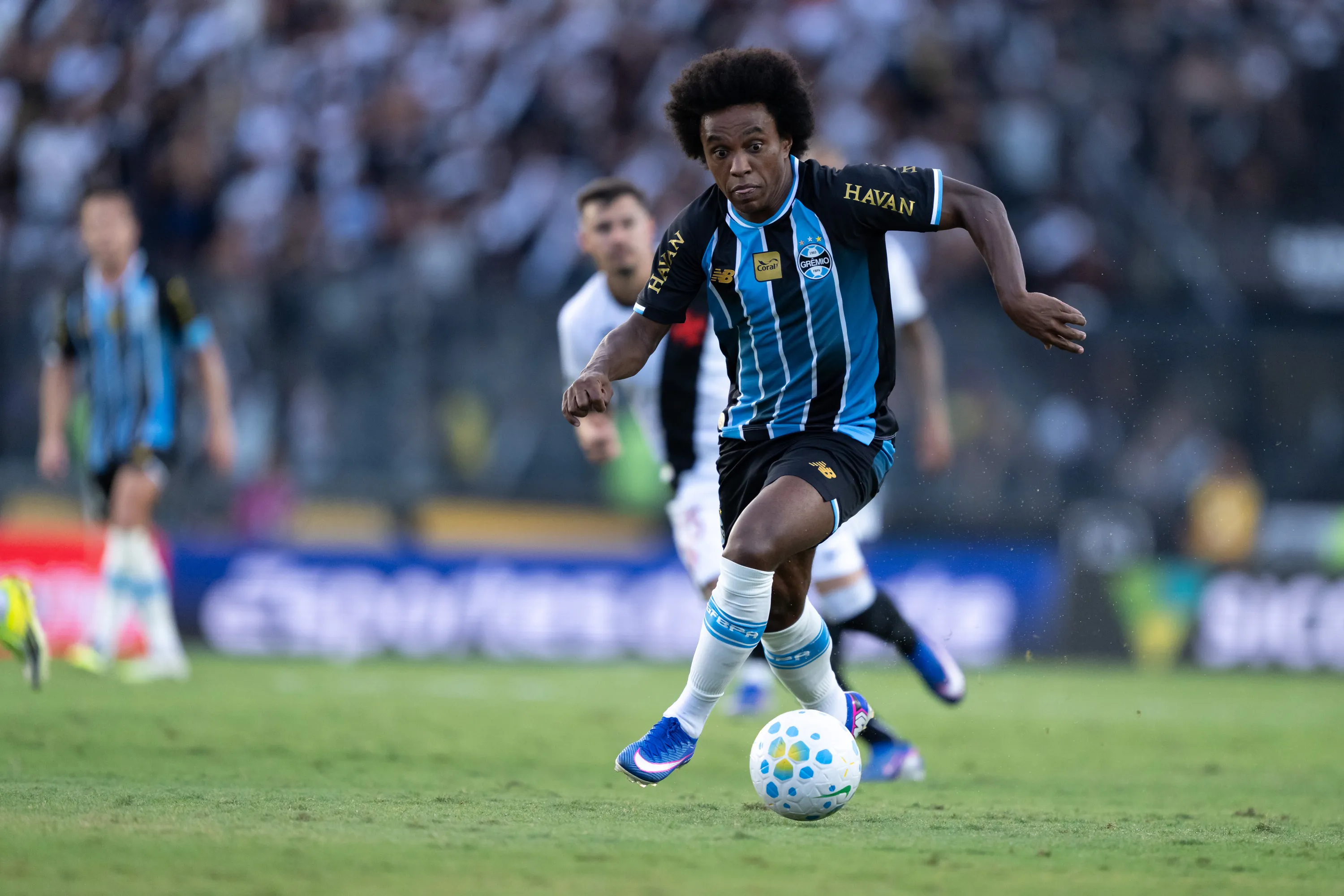 Willian jogador do Gremio durante partida contra o Vasco no estadio Sao Januario pelo campeonato Brasileiro A 2026. Foto: Jorge Rodrigues/AGIF