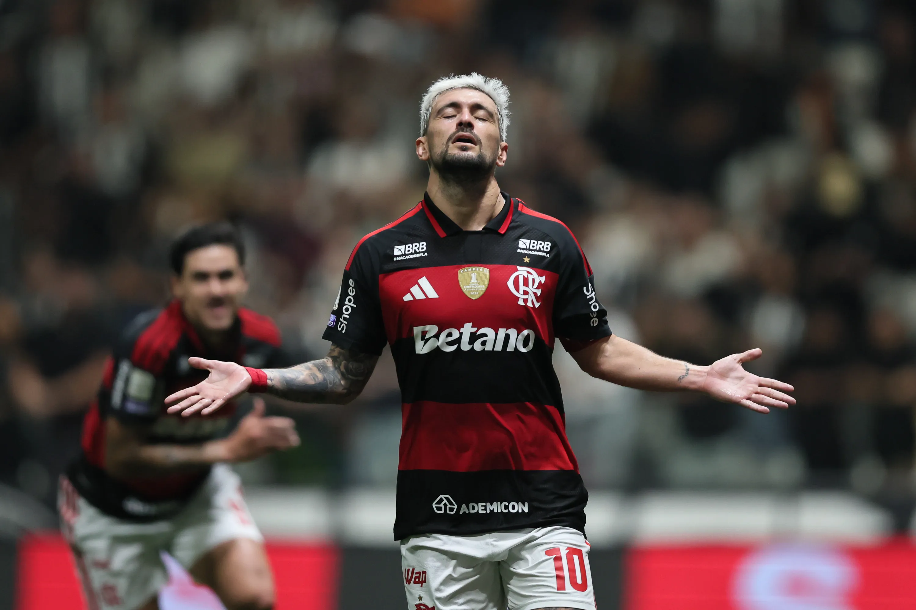 Arrascaeta jogador do Flamengo comemora seu gol durante partida contra o Atletico-MG no estadio Arena MRV pelo campeonato Brasileiro A 2026. Foto: Gilson Lobo/AGIF