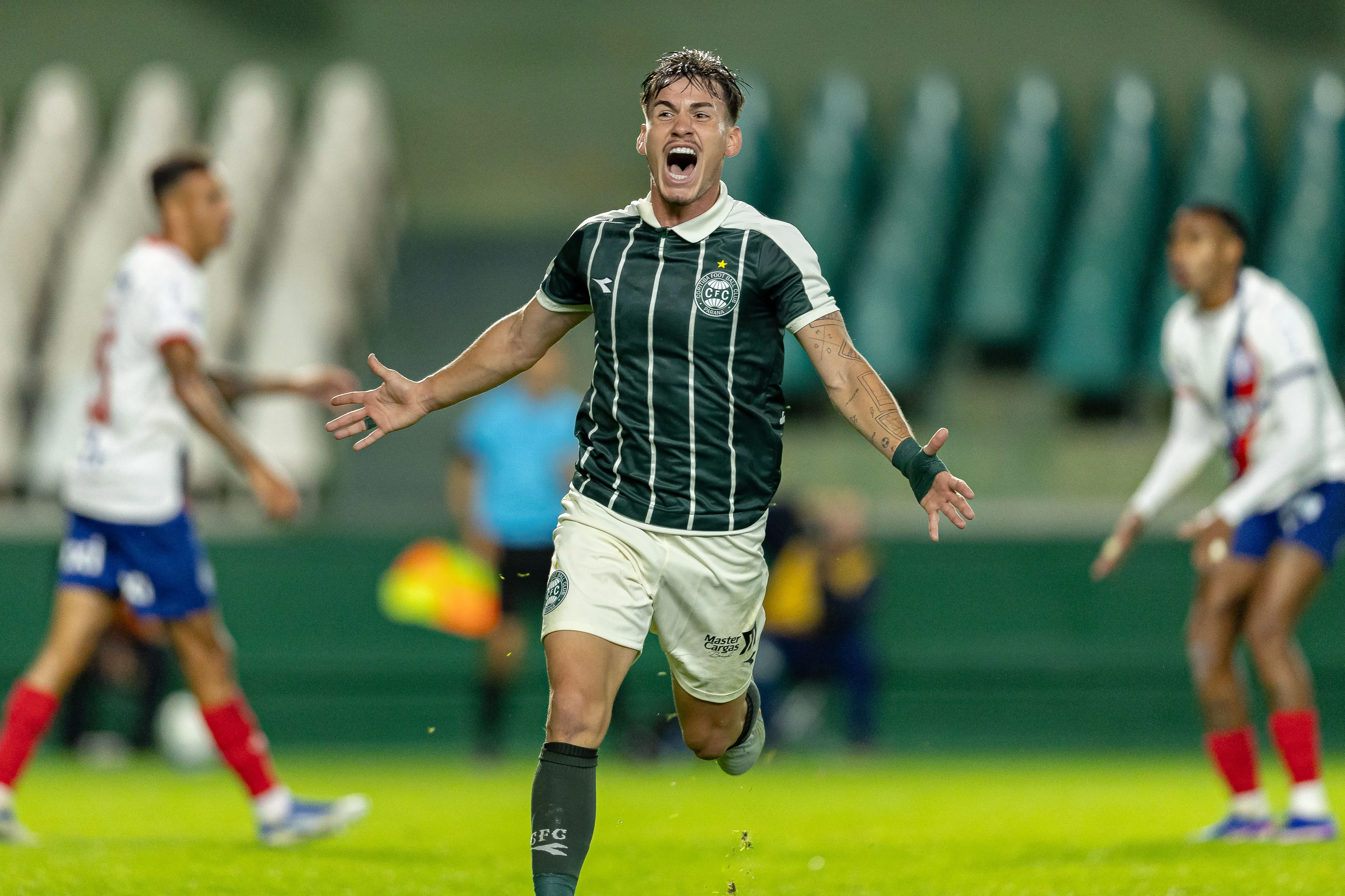 Lavega jogador do Coritiba comemora seu gol durante partida contra o Bahia no estadio Couto Pereira pelo campeonato Brasileiro A 2026. Foto: Paulo De Tarso/AGIF