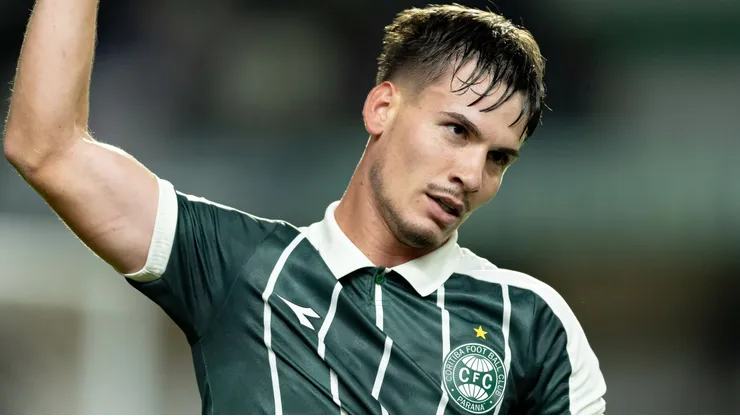 Lavega jogador do Coritiba comemora seu gol durante partida contra o Bahia no estadio Couto Pereira pelo campeonato Brasileiro A 2026. Foto: Paulo De Tarso/AGIF
