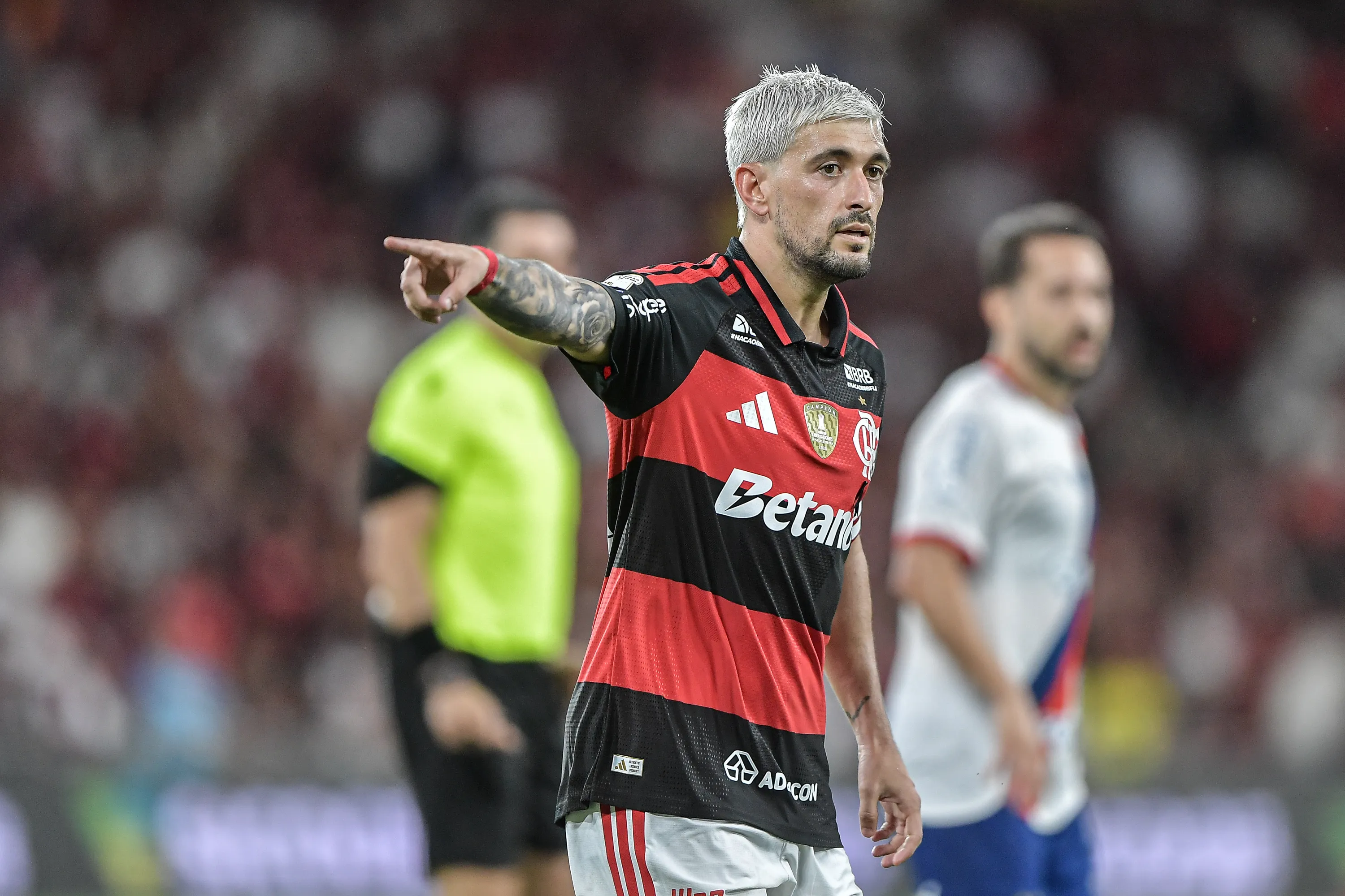 RJ – RIO DE JANEIRO – 19/04/2026 – BRASILEIRO A 2026, FLAMENGO X BAHIA – De Arrascaeta jogador do Flamengo durante partida contra o Bahia no estadio Maracana pelo campeonato Brasileiro A 2026. Foto: Thiago Ribeiro/AGIF