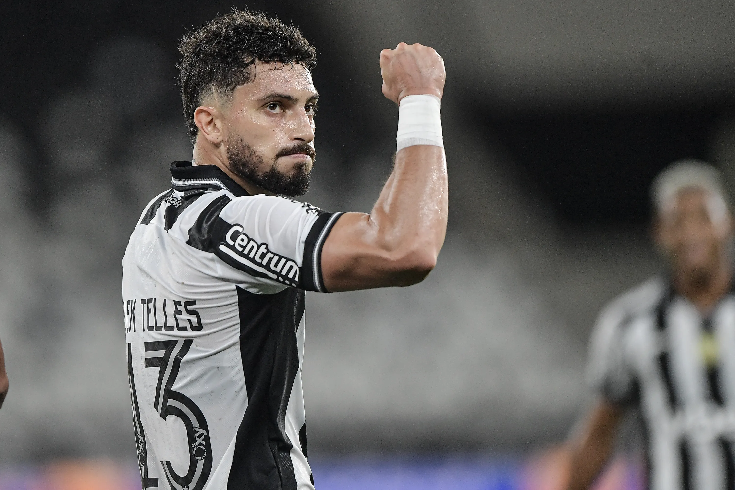 RJ – RIO DE JANEIRO – 17/09/2025 – BRASILEIRO A 2025, BOTAFOGO X MIRASSOL – Alex Telles jogador do Botafogo comemora gol durante partida contra o Mirassol no estadio Engenhao pelo campeonato Brasileiro A 2025. Foto: Thiago Ribeiro/AGIF