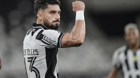 RJ - RIO DE JANEIRO - 17/09/2025 - BRASILEIRO A 2025, BOTAFOGO X MIRASSOL - Alex Telles jogador do Botafogo comemora gol durante partida contra o Mirassol no estadio Engenhao pelo campeonato Brasileiro A 2025. Foto: Thiago Ribeiro/AGIF