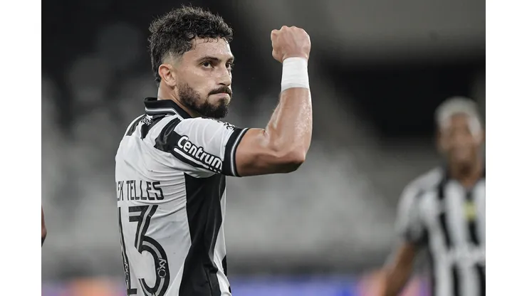 RJ - RIO DE JANEIRO - 17/09/2025 - BRASILEIRO A 2025, BOTAFOGO X MIRASSOL - Alex Telles jogador do Botafogo comemora gol durante partida contra o Mirassol no estadio Engenhao pelo campeonato Brasileiro A 2025. Foto: Thiago Ribeiro/AGIF
