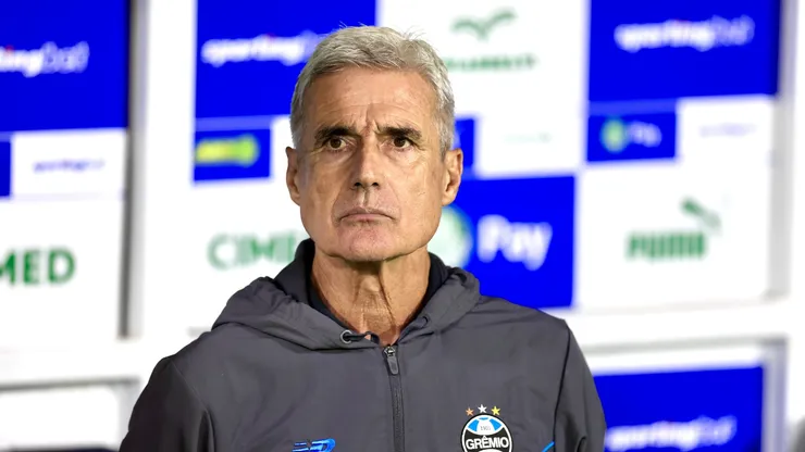Luís Castro técnico do Grêmio durante partida contra o Palmeiras no estádio Arena Barueri pelo campeonato Brasileiro A 2026. Foto: Marcello Zambrana/AGIF
