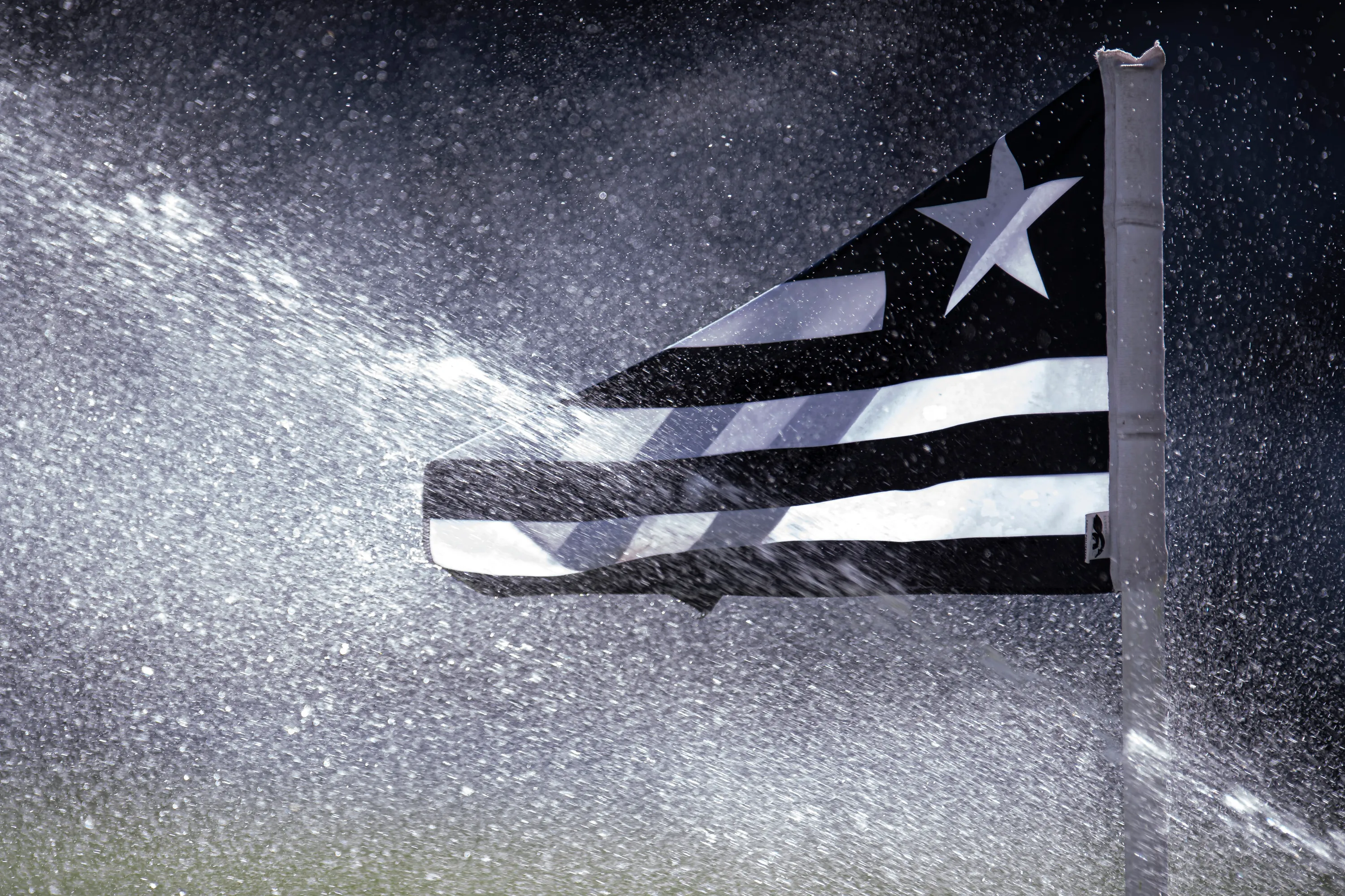A bandeira do cornea do jogo vista antes da partida entre Botafogo e Operario no estadio Engenhao pelo campeonato Brasileiro B 2021. Foto: Jorge Rodrigues/AGIF