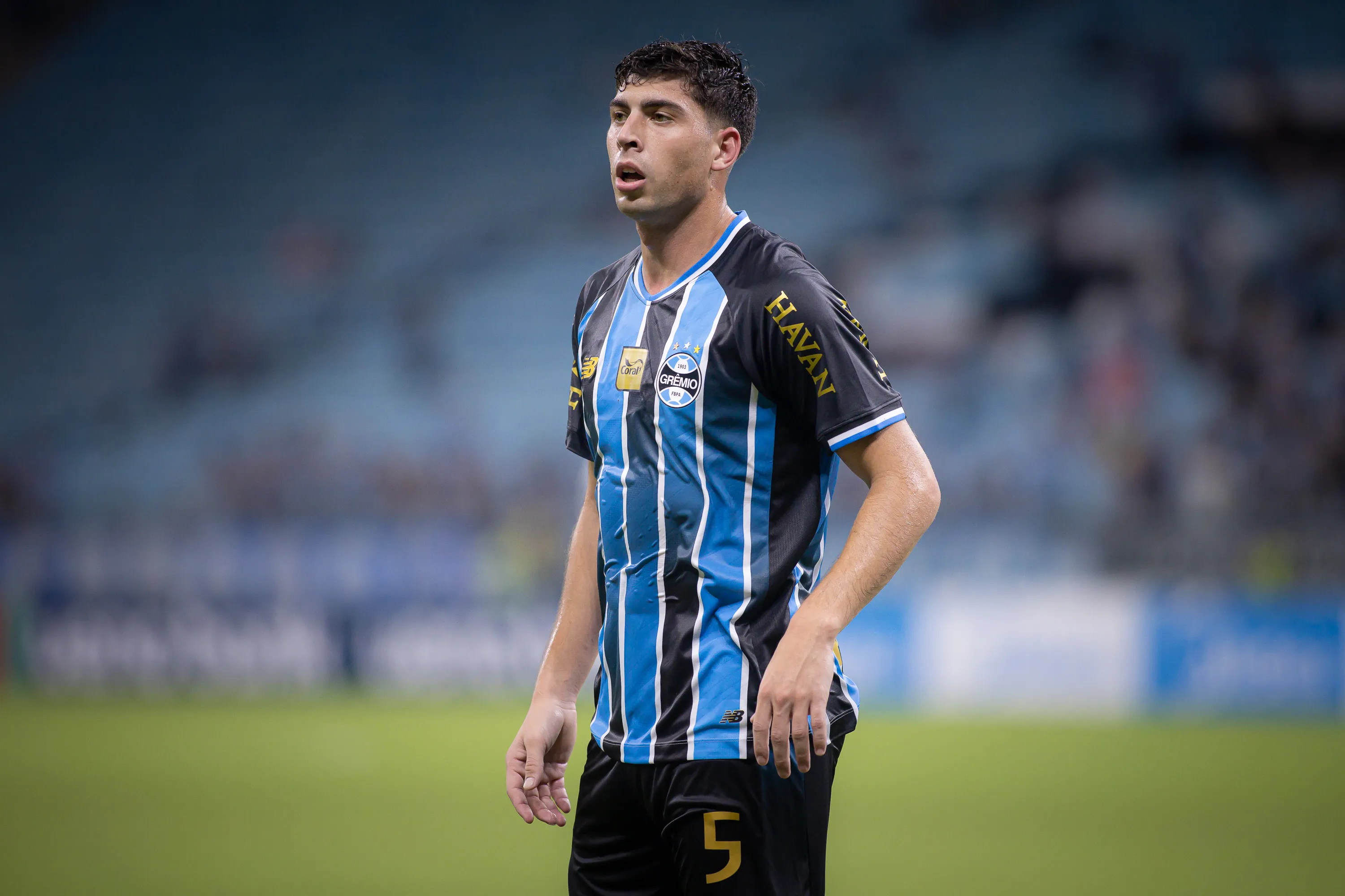 Juan Nardoni durante partida contra o Deportivo Riestra na Arena do Grêmio pela Copa Sul-Americana 2026. Foto: Maxi Franzoi/AGIF.