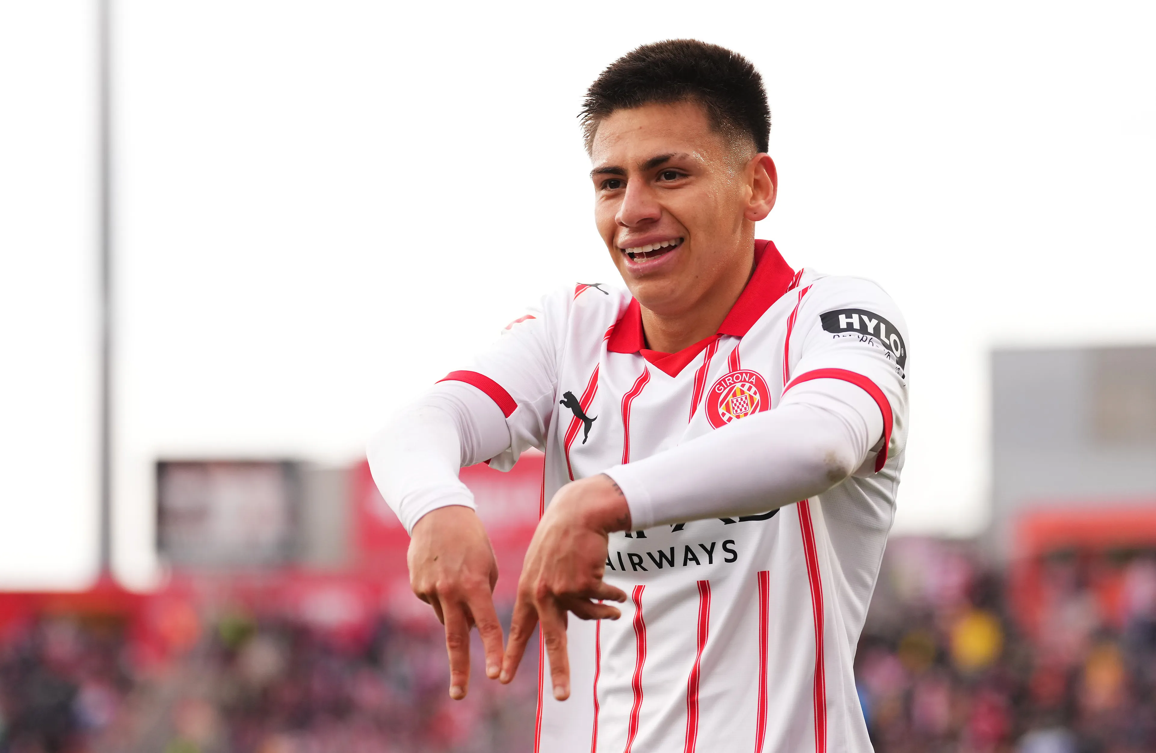 Cláudio Echeverri durante partida entre Girona e Athletic Bilbao na La Liga 2025/26. (Photo by Alex Caparros/Getty Images)