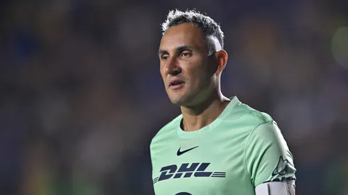 Keylor Navas, do Pumas, observa durante a partida da 2ª rodada entre Tigres UANL e Pumas UNAM pelo Torneio Clausura 2026 da Liga MX no Estádio Universitário, em 14 de janeiro de 2026, em Monterrey, México. (Foto de Azael Rodriguez/Getty Images)