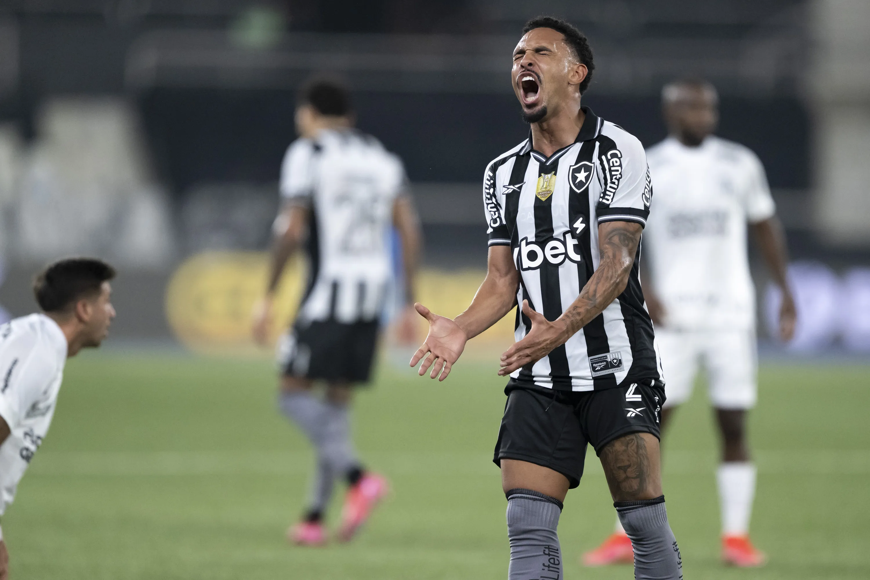 Vitinho jogador do Botafogo reclama com a arbitragem durante partida contra o Ceara no estadio Engenhao pelo campeonato Brasileiro A 2025. Foto: Jorge Rodrigues/AGIF