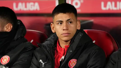 Aqui está a tradução, mantendo o padrão de crédito da imagem: Claudio Echeverri, do Girona FC, observa do banco de reservas antes da partida da LaLiga EA Sports entre Girona FC e Getafe CF no Estádio Montilivi, em 26 de janeiro de 2026, em Girona, Espanha. (Foto de Alex Caparros/Getty Images)