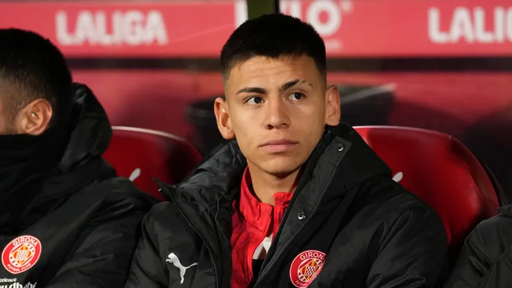 Aqui está a tradução, mantendo o padrão de crédito da imagem: Claudio Echeverri, do Girona FC, observa do banco de reservas antes da partida da LaLiga EA Sports entre Girona FC e Getafe CF no Estádio Montilivi, em 26 de janeiro de 2026, em Girona, Espanha. (Foto de Alex Caparros/Getty Images)