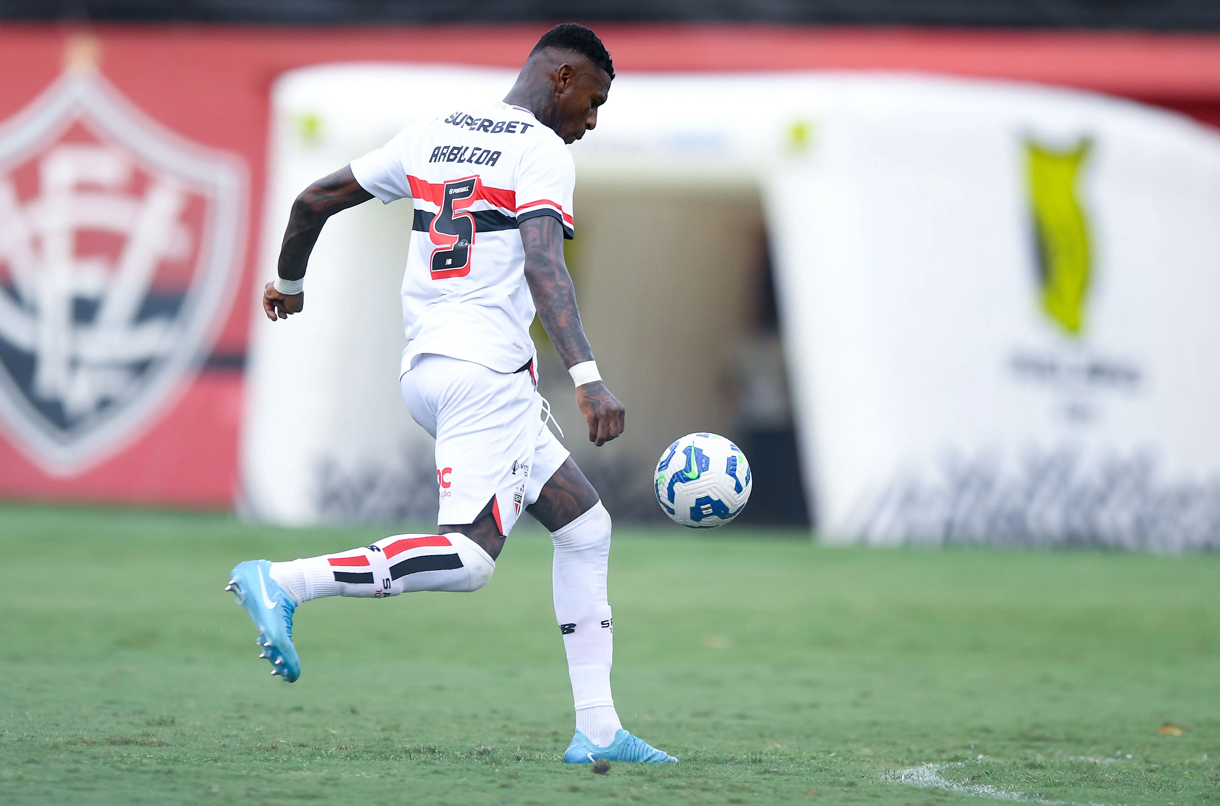 Arboleda, jogador do São Paulo. durante partida contra o Vitoria –  Foto: Jhony Pinho/AGIF