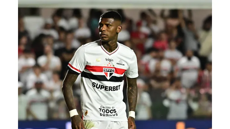 SP - SANTOS - 05/11/2025 - BRASILEIRO A 2025, SAO PAULO X FLAMENGO - Arboleda jogador do Sao Paulo durante partida contra o Flamengo no estadio Vila Belmiro pelo campeonato Brasileiro A 2025. Foto: Jota Erre/AGIF