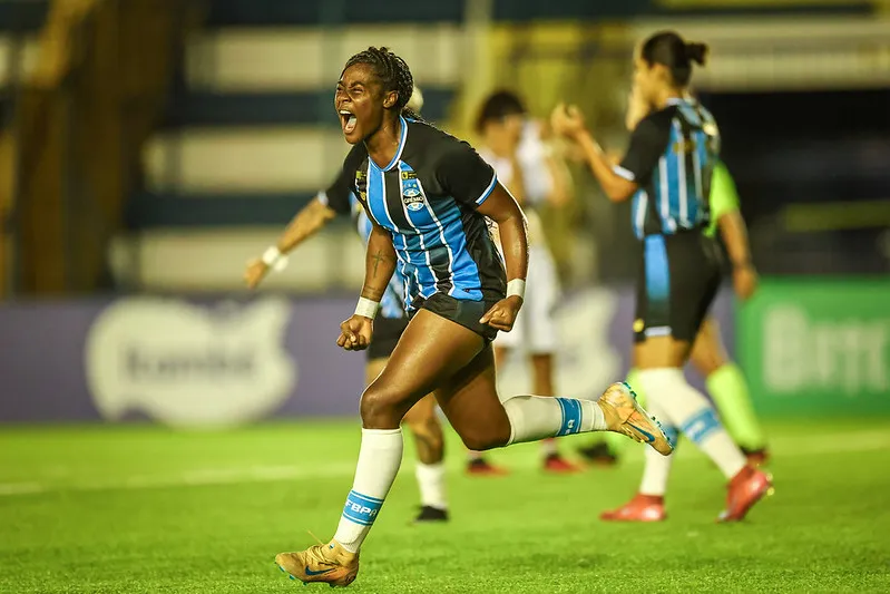 Mayerli Rodríguez atuando pelo Grêmio – Foto: Caroline Motta/Grêmio