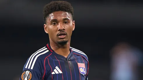 Abner, do Olympique de Lyon, observa durante a partida de ida das oitavas de final da Liga Europa da UEFA 2025/26 entre Real Club Celta e Olympique Lyonnais, no Estádio Balaídos, em 12 de março de 2026, em Vigo, Espanha. (Foto de Jose Manuel Alvarez Rey/Getty Images)