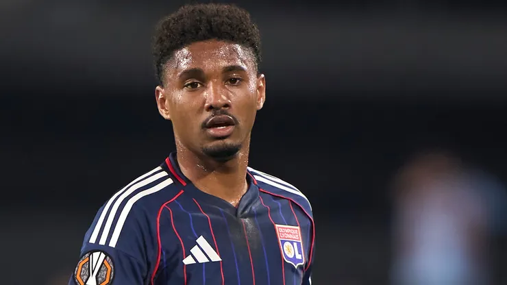 Abner, do Olympique de Lyon, observa durante a partida de ida das oitavas de final da Liga Europa da UEFA 2025/26 entre Real Club Celta e Olympique Lyonnais, no Estádio Balaídos, em 12 de março de 2026, em Vigo, Espanha. (Foto de Jose Manuel Alvarez Rey/Getty Images)