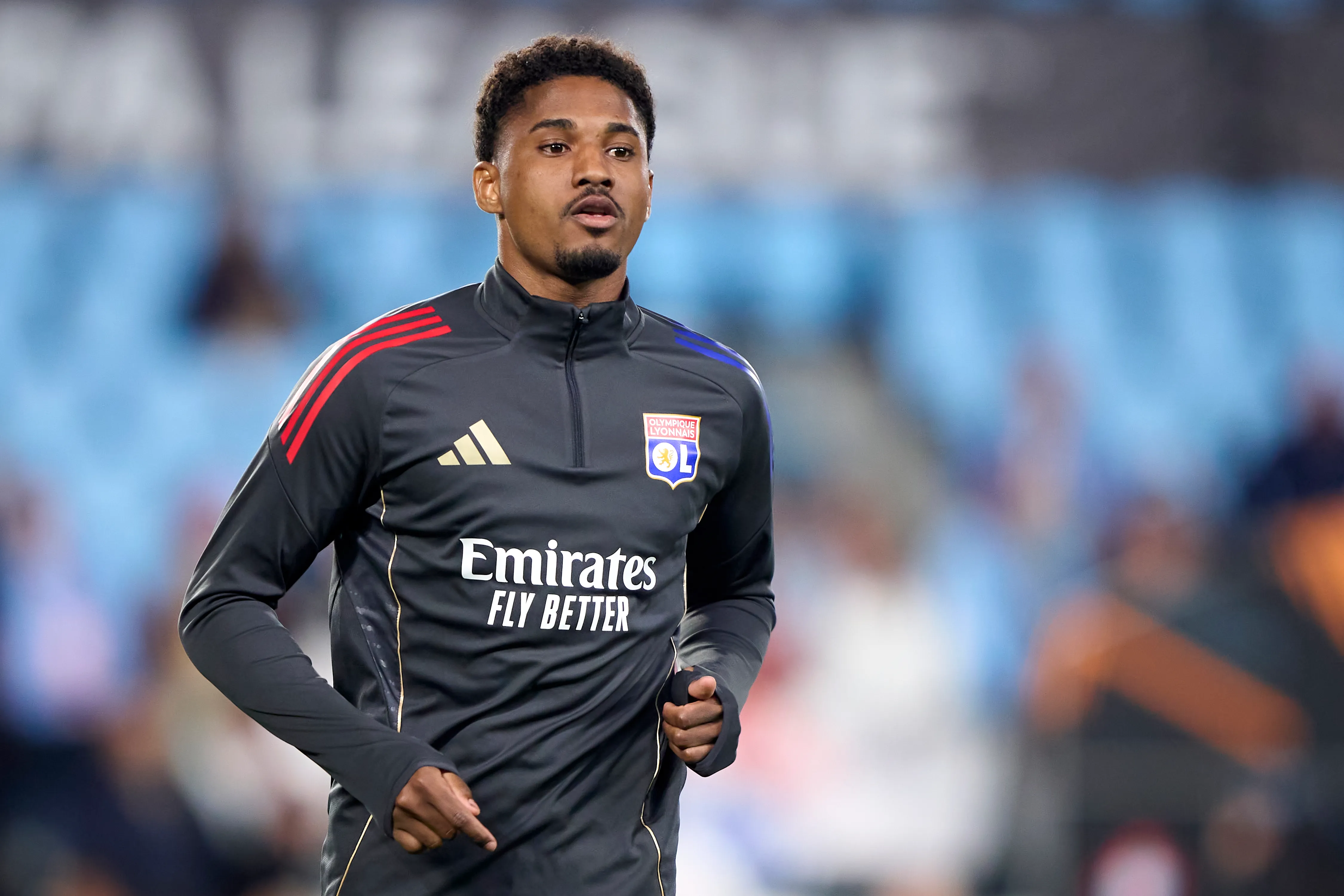 VIGO, SPAIN – MARCH 12:  Abner of Olympique De Lyon looks on as he warms up prior to the UEFA Europa Abner, do Olympique de Lyon, observa enquanto se aquece antes da partida de ida das oitavas de final da Liga Europa da UEFA 2025/26 entre Real Club Celta e Olympique Lyonnais, no Estádio Balaídos, em 12 de março de 2026, em Vigo, Espanha. (Foto de Jose Manuel Alvarez Rey/Getty Images)