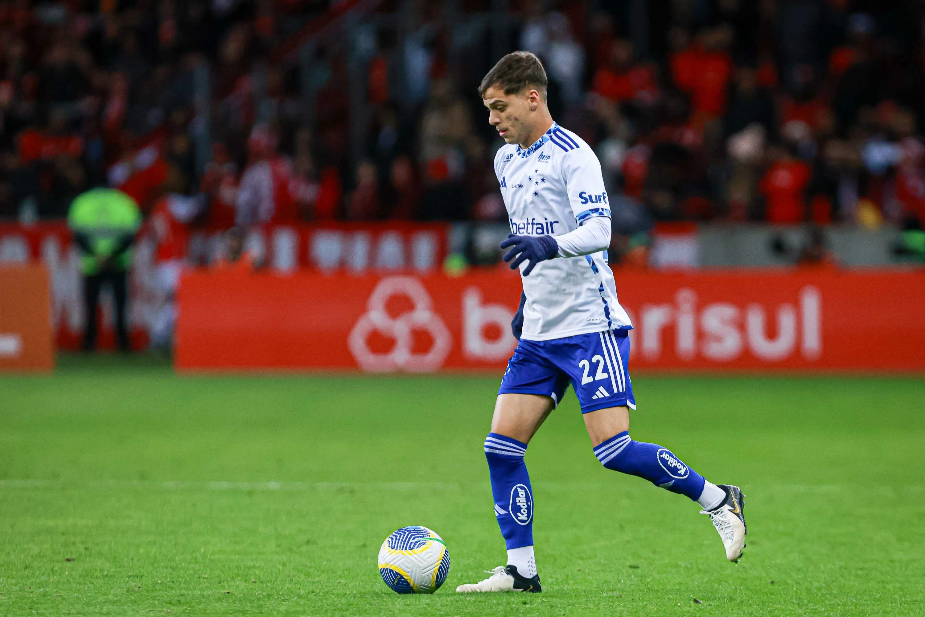 RS – PORTO ALEGRE – 25/08/2024 – BRASILEIRO A 2024, INTERNACIONAL X CRUZEIRO – Vitinho jogador do Cruzeiro durante partida contra o Internacional no estadio Beira-Rio pelo campeonato Brasileiro A 2024. Foto: Maxi Franzoi/AGIF