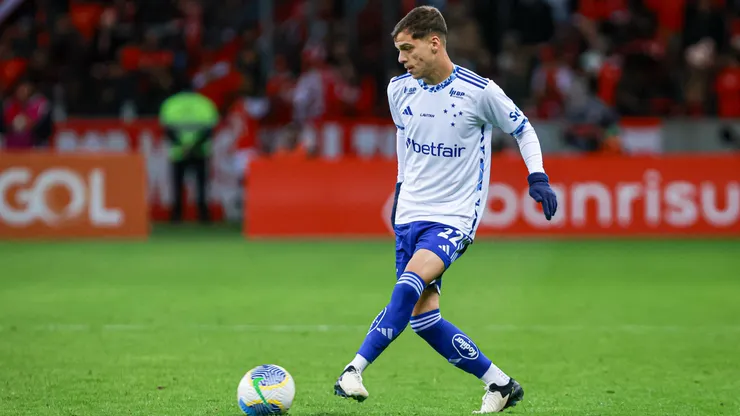 Vitinho jogador do Cruzeiro durante partida contra o Internacional no estadio Beira-Rio pelo campeonato Brasileiro A 2024.