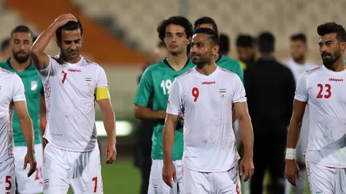 Jogadores iranianos assistem à partida das Eliminatórias da Copa do Mundo da FIFA entre Irã e Camboja, no Estádio Azadi, em 10 de outubro de 2019, em Teerã, Irã. (Foto de Amin M. Jamali/Getty Images)