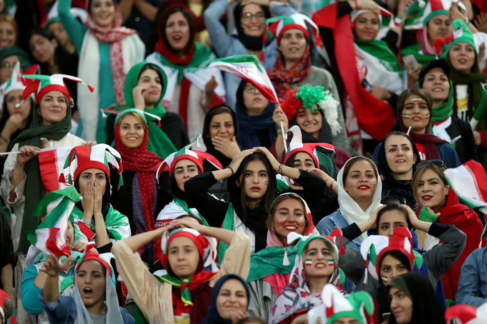 TEERÃ, IRÃ – 10 DE OUTUBRO: Torcedoras da seleção feminina iraniana reagem durante a partida das Eliminatórias da Copa do Mundo da FIFA entre Irã e Camboja, no Estádio Azadi, em 10 de outubro de 2019, em Teerã, Irã. (Foto de Amin M. Jamali/Getty Images)