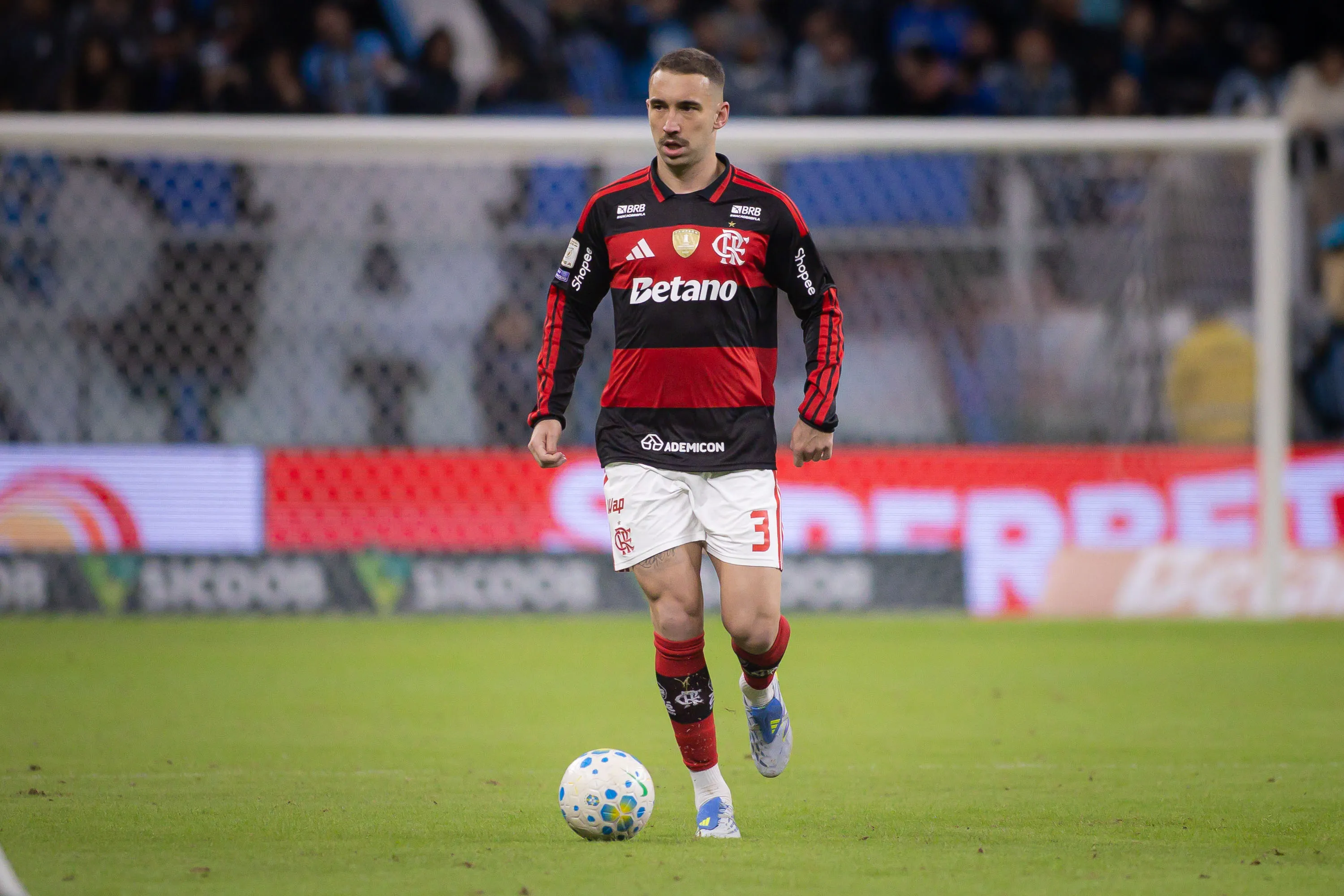Leo Ortiz jogador do Flamengo durante partida contra o Gremio no estadio Arena do Gremio pelo campeonato Brasileiro A 2026. Foto: Maxi Franzoi/AGIF