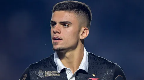 Gabriel Pec durante confronto entre Vasco e Botafogo no Brasileirão de 2023.