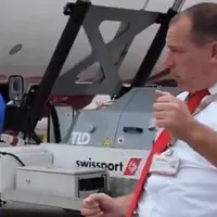 Piloto dança no aeroporto em chegada de Curaçao aos EUA