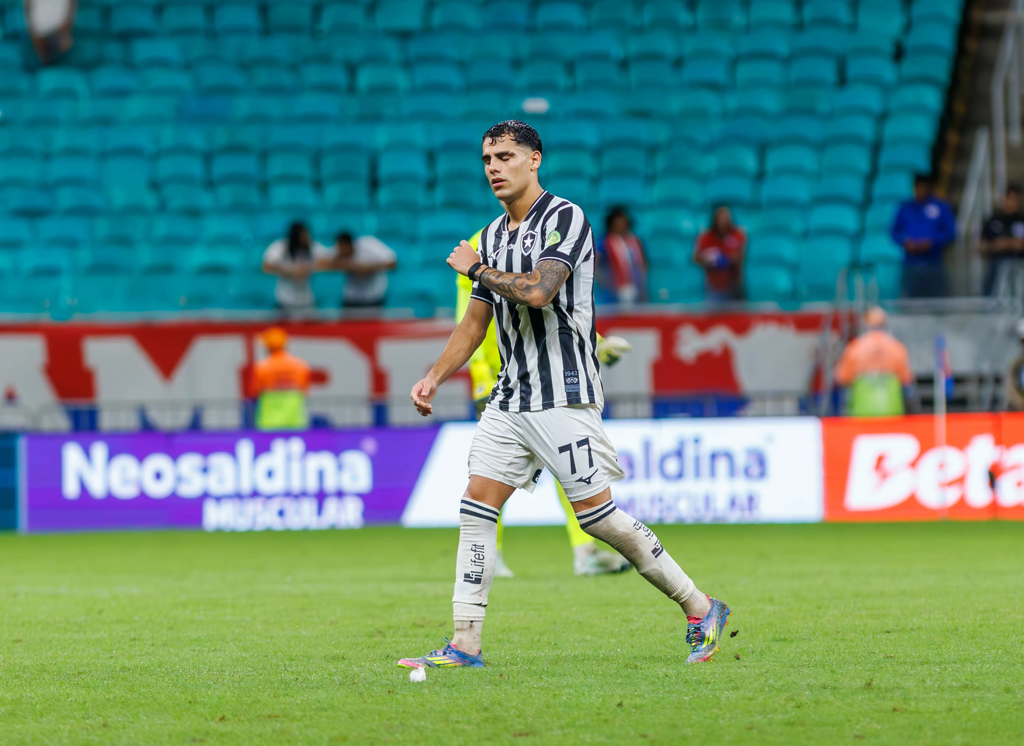 Villalba jogador do Botafogo recebe cartao vermelho do arbitro durante partida contra o Bahia no estadio Fonte Nova pelo campeonato Brasileiro A 2026. Foto: Marcio Jose/AGIF