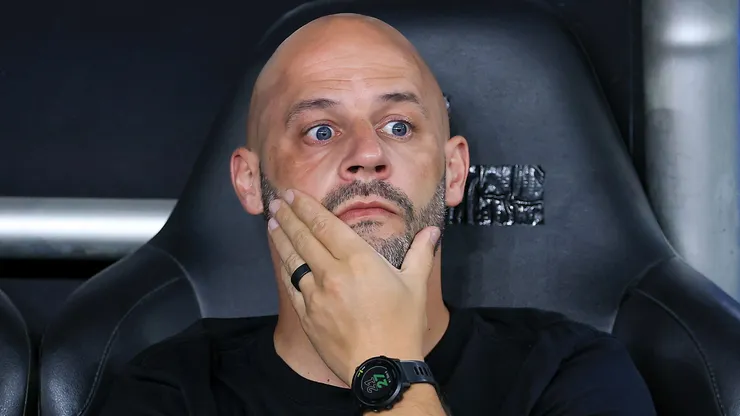 Franclim Carvalho, head coach of Botafogo looks on prior to the match between Botafogo and Racing Club as part of Copa CONMEBOL Sudamericana 2026 at Estadio Olímpico Nilton Santos on May 06, 2026 in Rio de Janeiro, Brazil. (Photo by Buda Mendes/Getty Images)