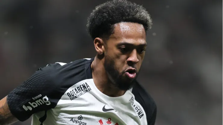 Martínez durante confronto entre Atlético-MG e Corinthians no Brasileirão de 2025.