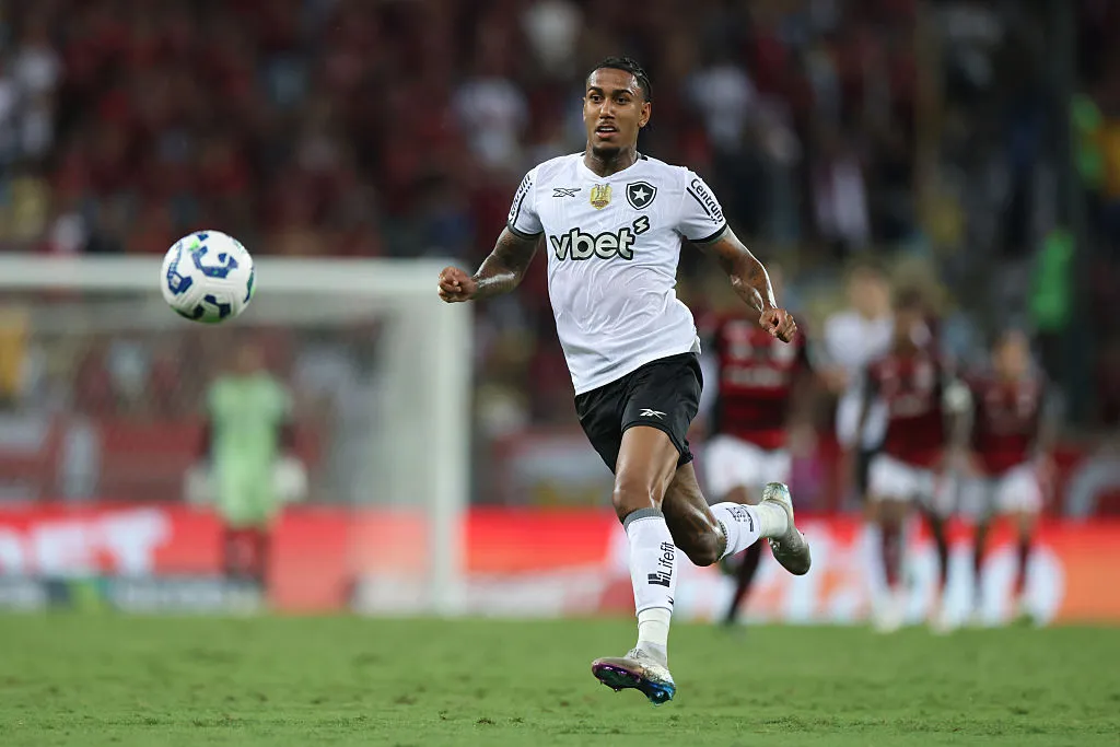 Rwan Cruz of Botafogo looks for the ball during a Brasileirao 2025 match between Flamengo and Botafogo at Maracana Stadium on May 18, 2025 in Rio de Janeiro, Brazil. (Photo by Lucas Figueiredo/Getty Images)