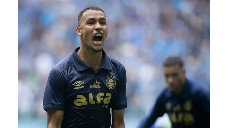 RS - PORTO ALEGRE - 28/09/2025 - BRASILEIRO A 2025, GREMIO X VITORIA - Andre Henrique jogador do Gremio comemora seu gol durante partida contra o Vitoria no estadio Arena do Gremio pelo campeonato Brasileiro A 2025. Foto: Maxi Franzoi/AGIF