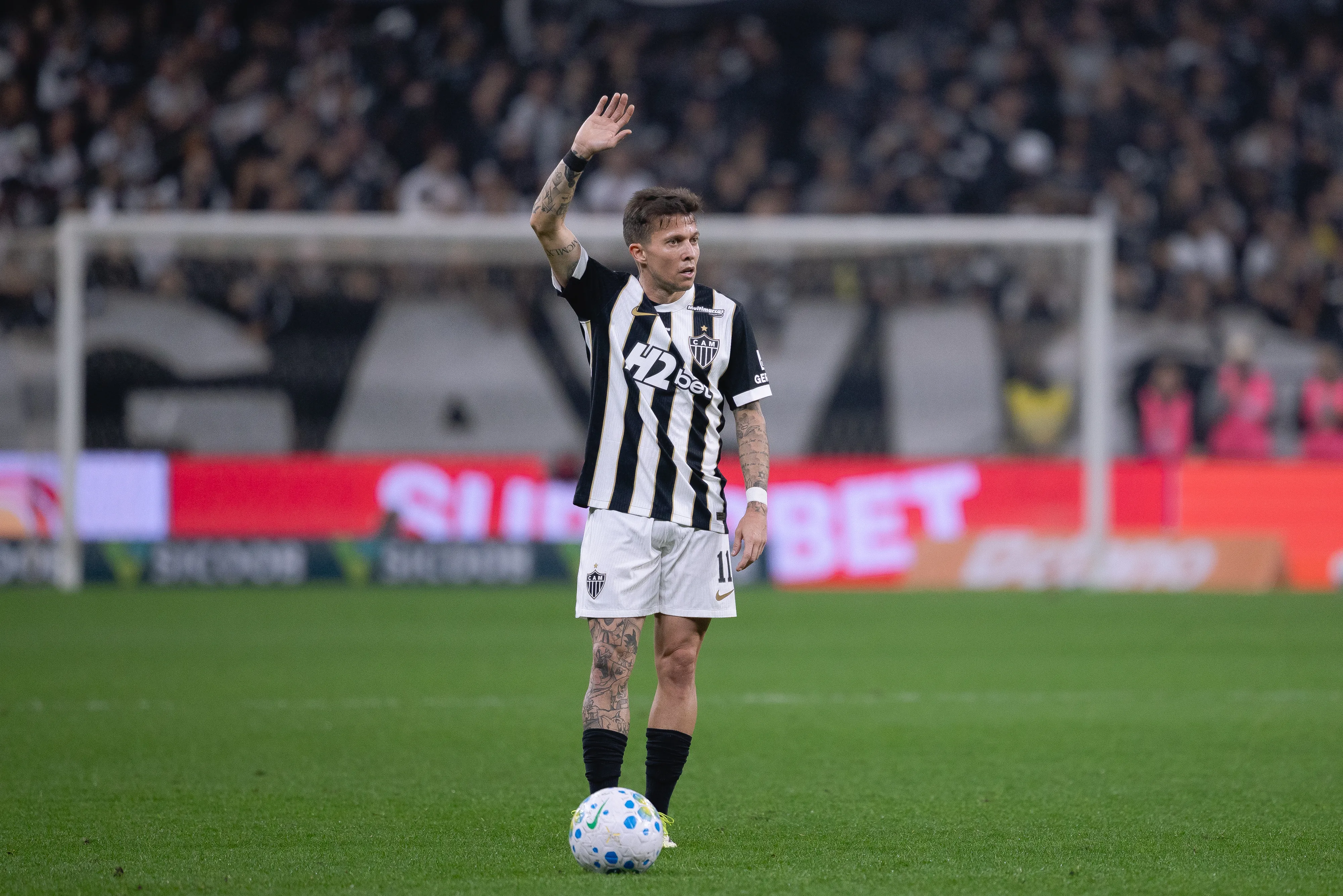 Bernard, jogador do Atletico-MG, durante partida contra o Corinthians –  Foto: Ettore Chiereguini/AGIF