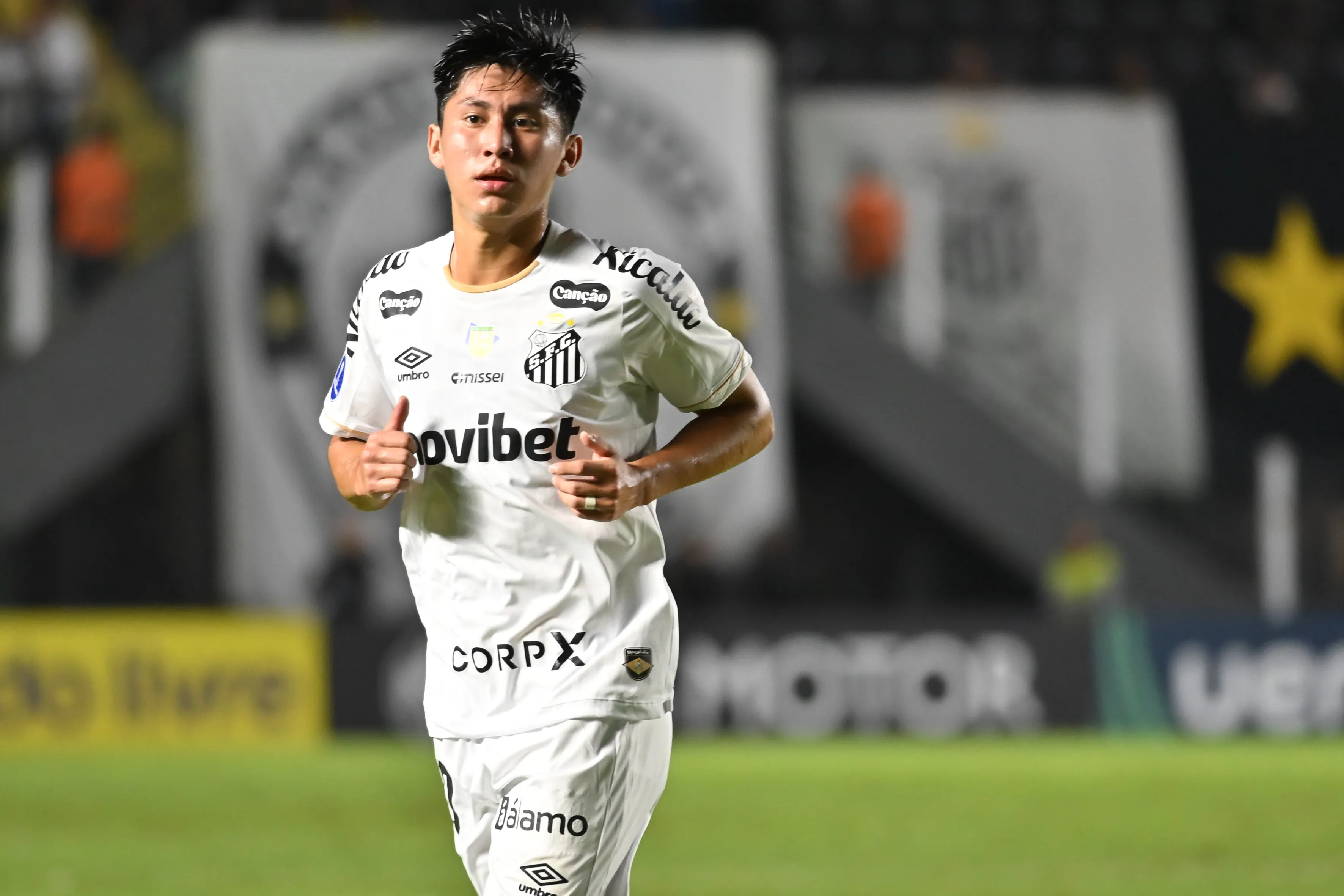 Miguelito, jogador do Santo,s durante partida contra o San Lorenzo – Foto: Jota Erre/AGIF